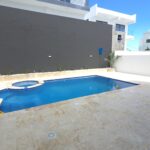 Majestuosa residencia de tres niveles con amplio solar ir al jardín privado