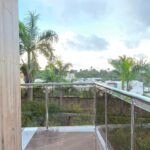 Casa moderna con diseño abierto y espacios iluminados