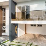 Casa moderna con diseño abierto y espacios iluminados