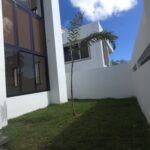 Majestuosa residencia de tres niveles con amplio solar ir al jardín privado