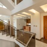 Casa moderna con diseño abierto y espacios iluminados