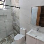 Majestuosa residencia de tres niveles con amplio solar ir al jardín privado