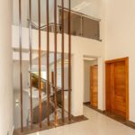 Casa moderna con diseño abierto y espacios iluminados