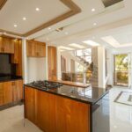 Casa moderna con diseño abierto y espacios iluminados