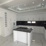Majestuosa residencia de tres niveles con amplio solar ir al jardín privado