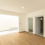 Casa moderna con diseño abierto y espacios iluminados