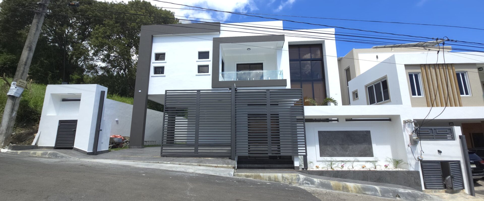 Majestuosa residencia de tres niveles con amplio solar ir al jardín privado