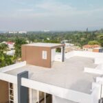 Casa moderna con diseño abierto y espacios iluminados