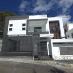 Majestuosa residencia de tres niveles con amplio solar ir al jardín privado