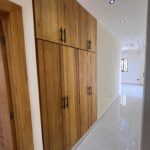 Exclusiva casa con acabado en porcelanato y cocina alta gama