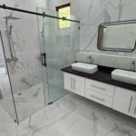 Majestuosa residencia de tres niveles con amplio solar ir al jardín privado