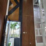 Casa moderna con diseño abierto y espacios iluminados
