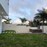 Casa moderna con diseño abierto y espacios iluminados