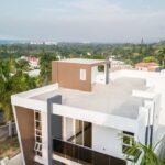 Casa moderna con diseño abierto y espacios iluminados