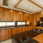 Casa moderna con diseño abierto y espacios iluminados