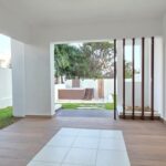 Casa moderna con diseño abierto y espacios iluminados