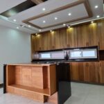 Casa moderna con diseño abierto y espacios iluminados