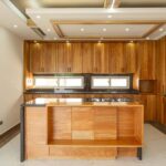 Casa moderna con diseño abierto y espacios iluminados