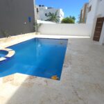 Majestuosa residencia de tres niveles con amplio solar ir al jardín privado