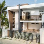 Casa moderna con diseño abierto y espacios iluminados