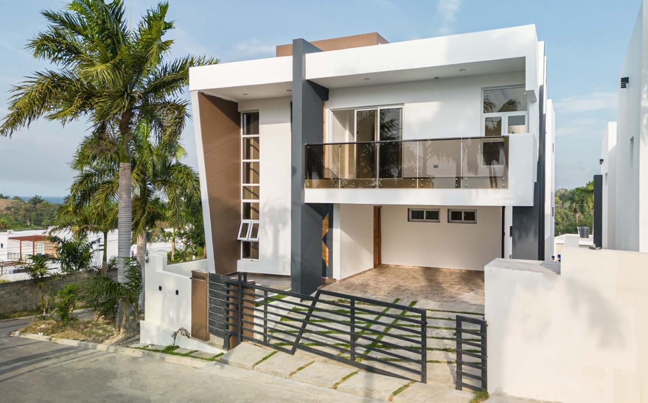 Casa moderna con diseño abierto y espacios iluminados