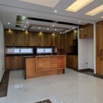 Casa moderna con diseño abierto y espacios iluminados