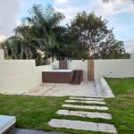 Casa moderna con diseño abierto y espacios iluminados