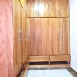 Casa moderna con diseño abierto y espacios iluminados