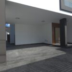 Majestuosa residencia de tres niveles con amplio solar ir al jardín privado