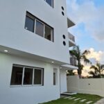 Casa moderna con diseño abierto y espacios iluminados