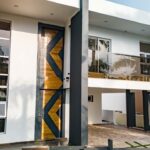 Casa moderna con diseño abierto y espacios iluminados