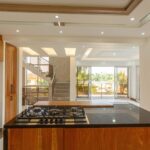 Casa moderna con diseño abierto y espacios iluminados