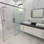 Majestuosa residencia de tres niveles con amplio solar ir al jardín privado