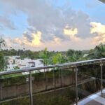 Casa moderna con diseño abierto y espacios iluminados