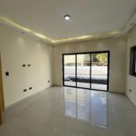 Exclusiva casa con acabado en porcelanato y cocina alta gama