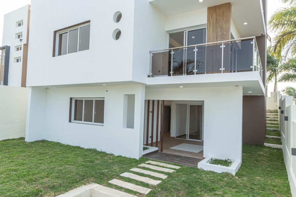 Casa moderna con diseño abierto y espacios iluminados