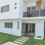 Casa moderna con diseño abierto y espacios iluminados